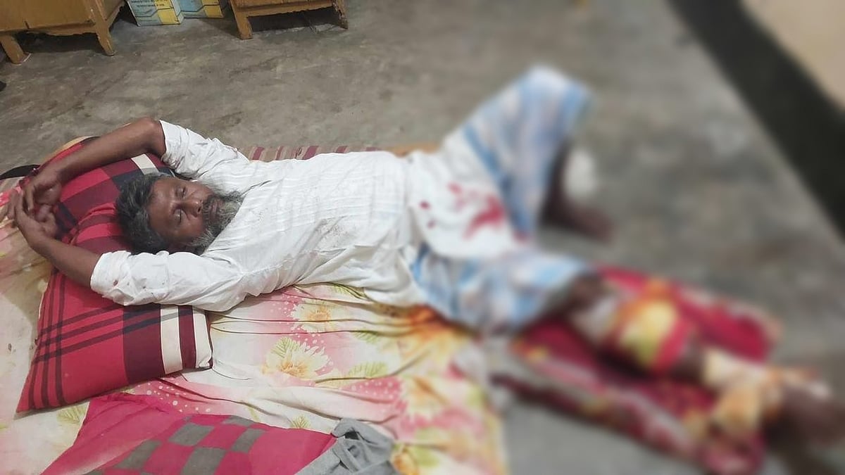 কলাপাড়া উপজেলার লতাচাপলী ইউপি কার্যালয়ে হামলায় আহত হন চেয়ারম্যান আনসার উদ্দিন মোল্লা। গতকাল সোমবার তোলা